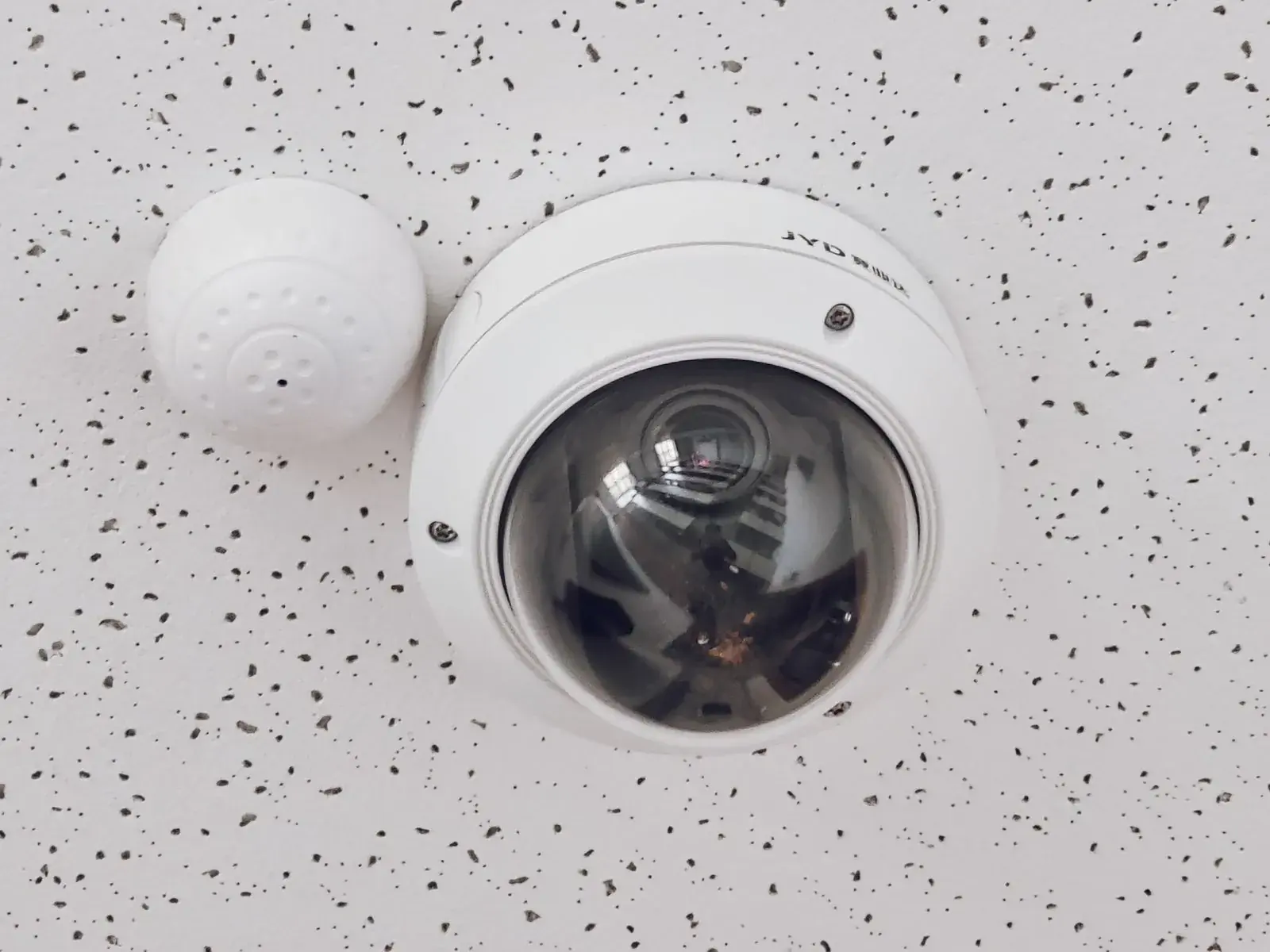 Câmera dome instalada no teto de um ambiente interno