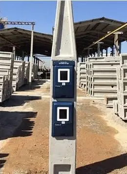 Poste de concreto com duas caixas de medição instaladas, uma acima da outra